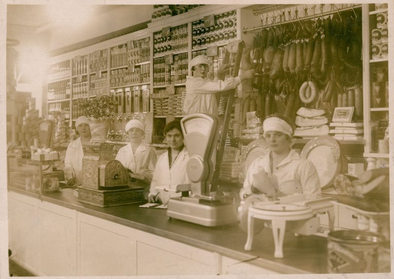 Historisches Bild von Frauen hinter der Kasse eines REWE Marktes